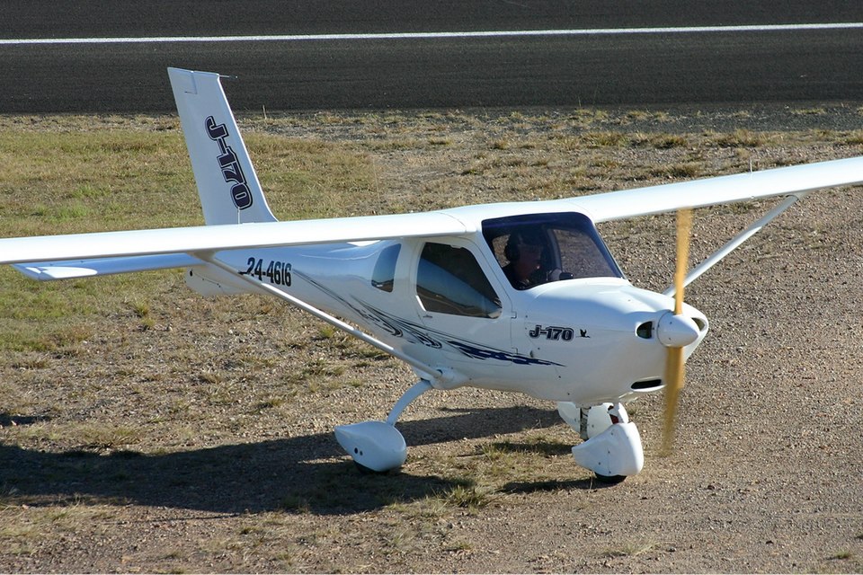 Petit avion léger Jabiru J170 garé sur un aérodrome français sous ciel dégagé
