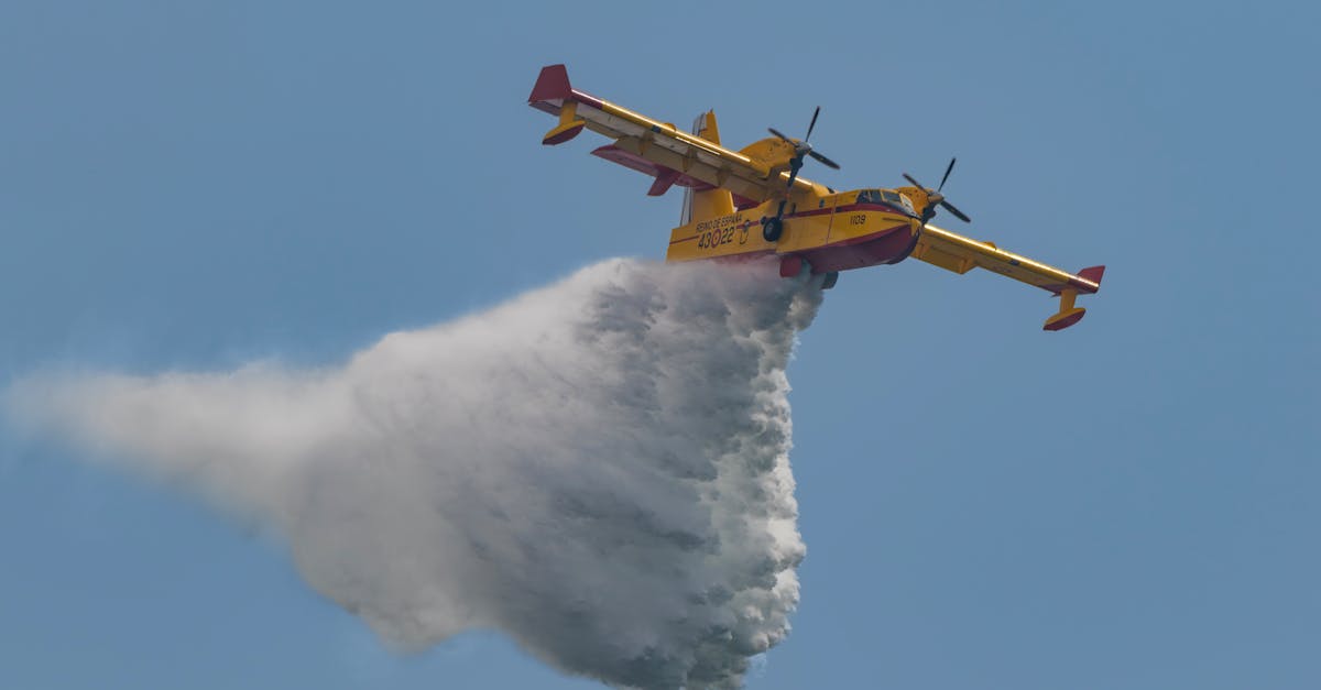 Pompiers intervenant auprès d'un petit avion après atterrissage d'urgence en campagne